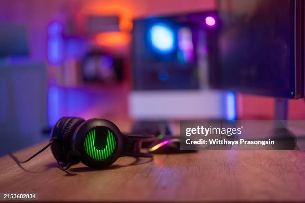 gamepads headphones and keyboard with mouse - multimedia stockfoto's en -beelden