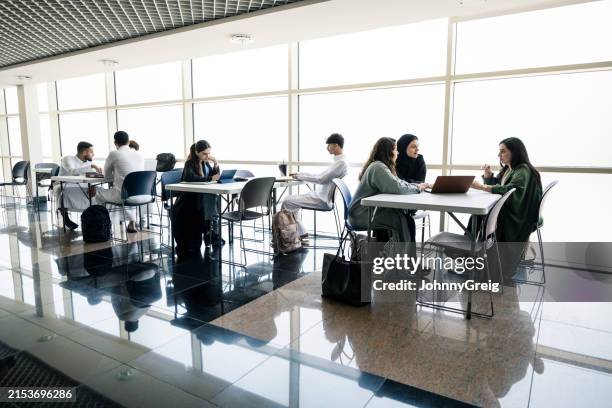 Saudische Studenten Arbeiten Im Gruppenstudienbereich, Stock-Foto