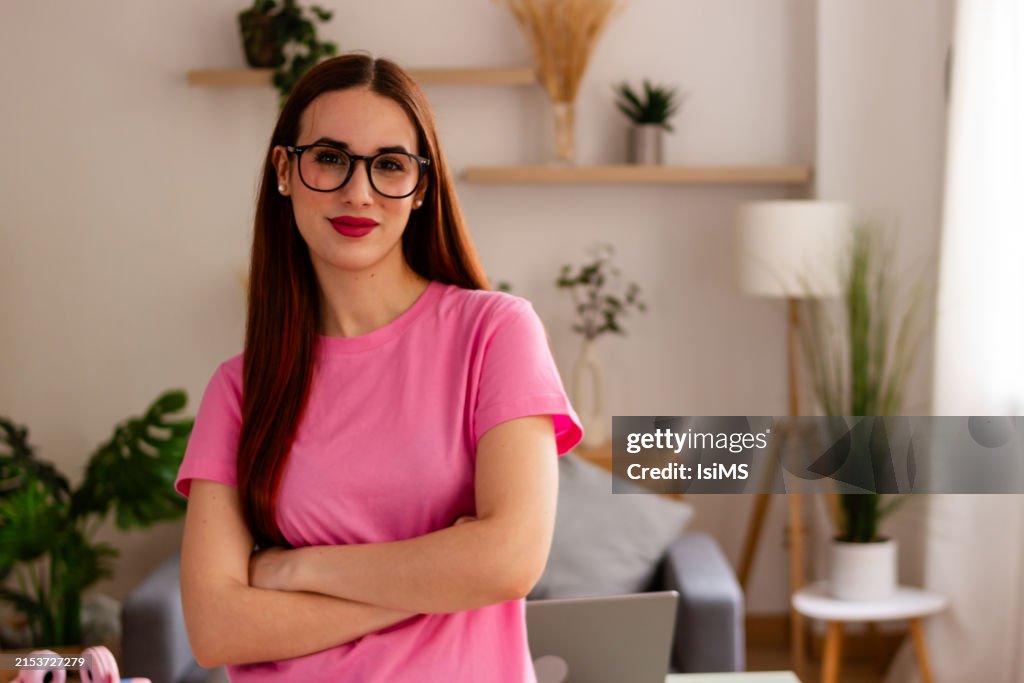 Mulher jovem confiante em pé na sala de estar moderna