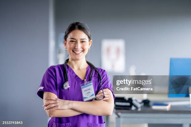 enfermera retrato de - vestimenta de hospital fotografías e imágenes de stock