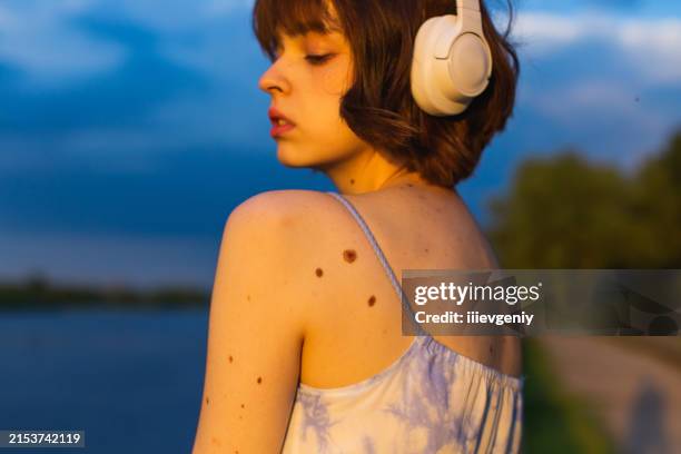 modèle de mode au fond du coucher du soleil. soirée d’été - mélanome photos et images de collection