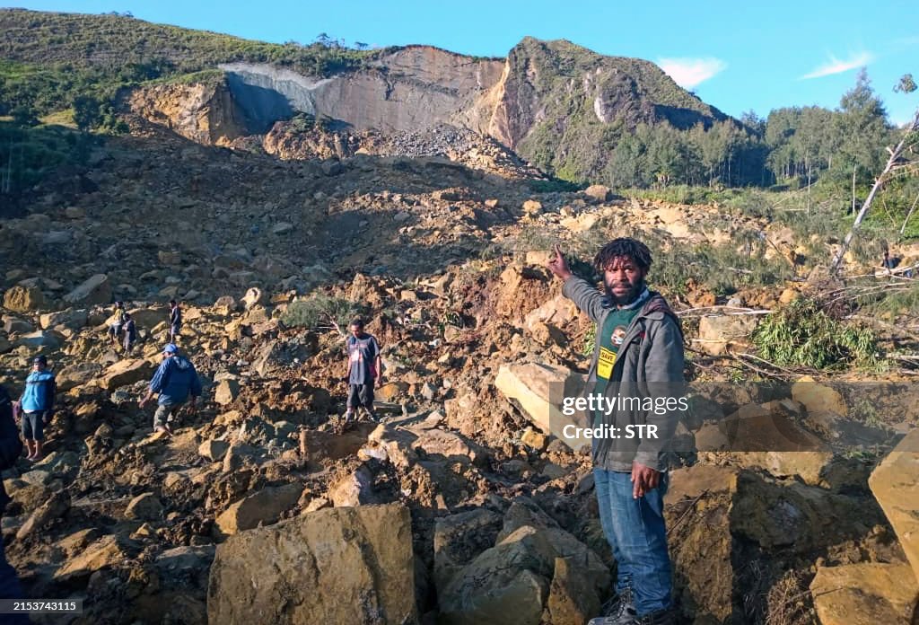 TOPSHOT-CORRECTION / PNG-LANDSLIDE