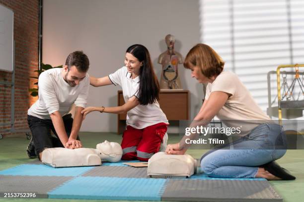 hands-on cpr training with instructor guidance - trousse de secours photos et images de collection