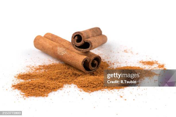 cinnamon sticks with powder isolated on white background - canela imagens e fotografias de stock