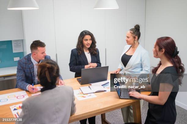 das geschäft gemeinsam ausbauen. - neuseeländische kultur stock-fotos und bilder