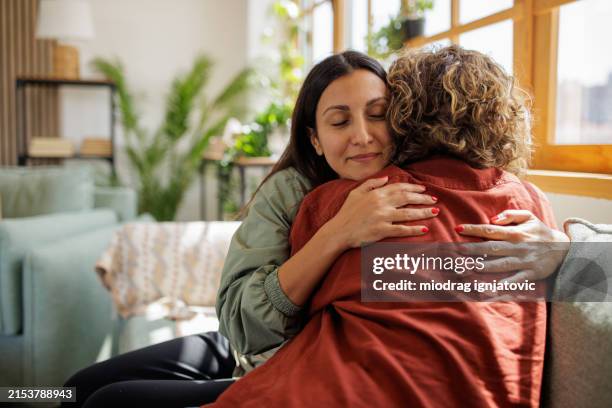women supporting each other at home - cuidar se imagens e fotografias de stock