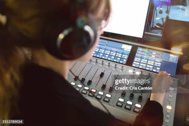 female radio host working in broadcasting studio - locutor de radio fotografías e imágenes de stock