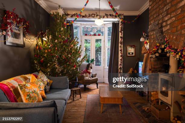 a festive living room - living room christmas fireplace stock pictures, royalty-free photos & images