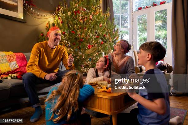fun with family at christmas - bordspel stockfoto's en -beelden