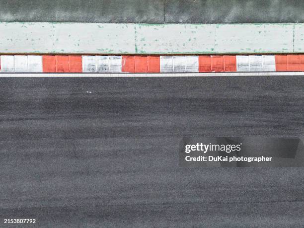 empty race track background - circuit automobile photos et images de collection