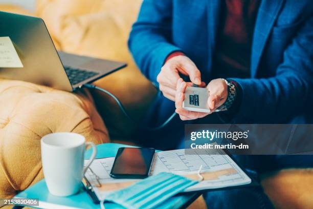 businessman working in coworking office space - digitale authenticatie stockfoto's en -beelden