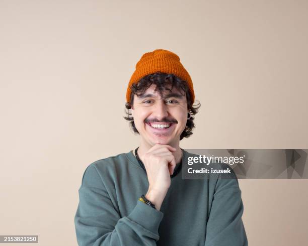 kopfschuss von freundlichen jungen mann - junger mann allein stock-fotos und bilder