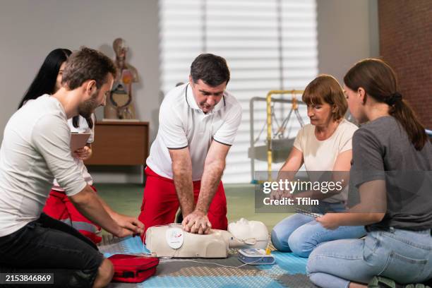 hands-on cpr practice with instructor guidance - primeiros socorros imagens e fotografias de stock