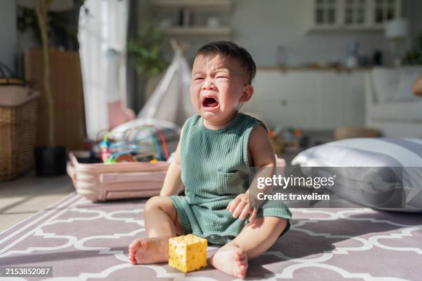 pleurer, tout-petit, asiatique, petit garçon, s’asseoir sur un tapis, il se sent seul et a besoin d’un parent qui le soutient - larme photos et images de collection