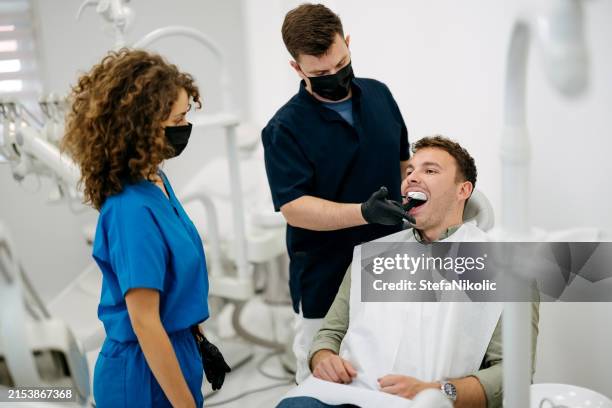 tomar una impresión dental - amoldar fotografías e imágenes de stock