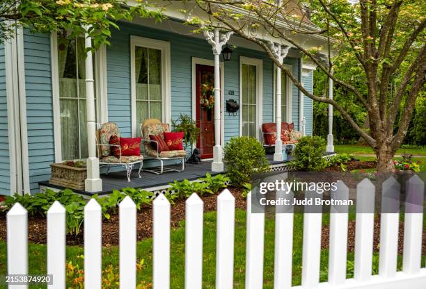 casas clásicas de los suburbios de nueva inglaterra. - condado-de-norfolk-massachusetts fotografías e imágenes de stock