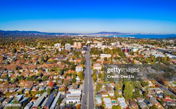 antenne de san mateo avec vue sur la baie - région de la baie de san francisco photos et images de collection