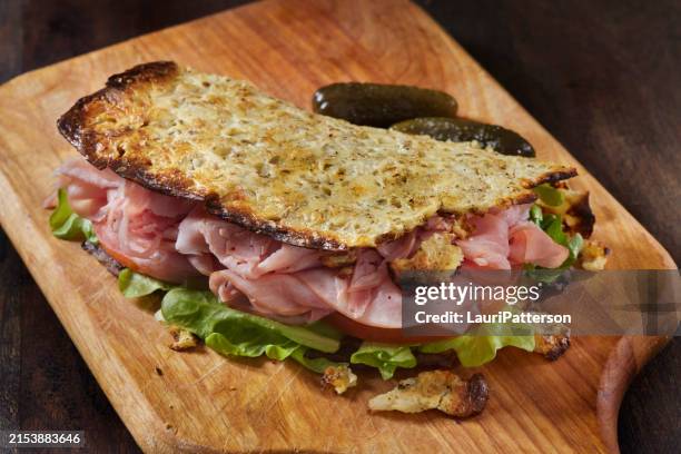 der virale hüttenkäse-fladenbrot-wrap - hüttenkäse stock-fotos und bilder