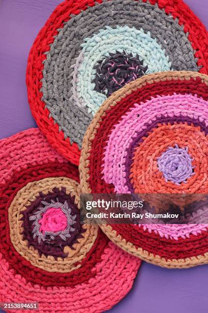 crochet rug - recycling old clothes - your next craft project! - vod stockfoto's en -beelden