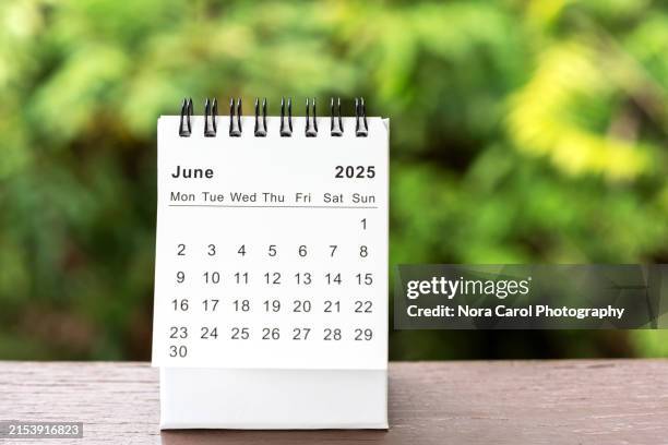 june 2025 desk calendar - giugno foto e immagini stock