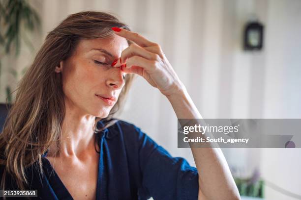 ressentir de l’inconfort : un moment de douleur - mal de tête photos et images de collection
