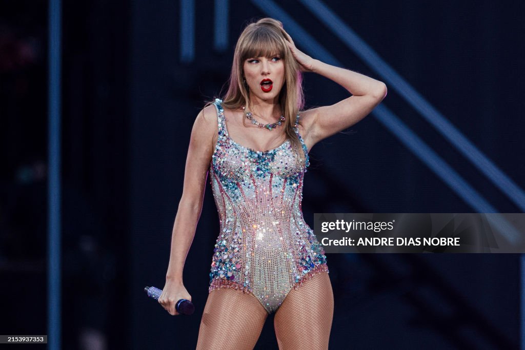 TOPSHOT-PORTUGAL-US-MUSIC-CELEBRITY