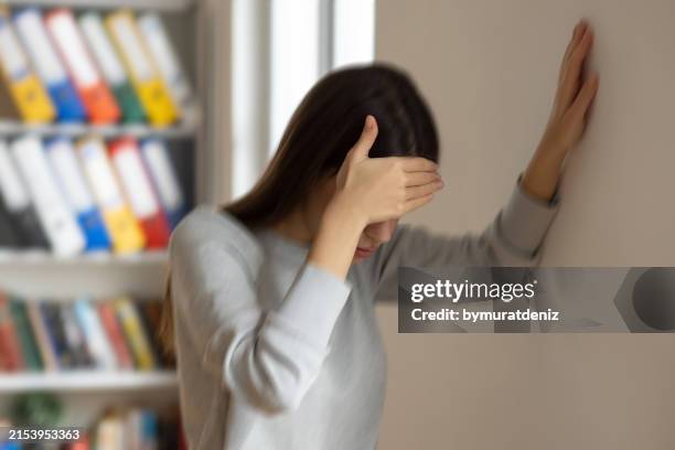 soffre di vertigini o vertigini - vertigine foto e immagini stock