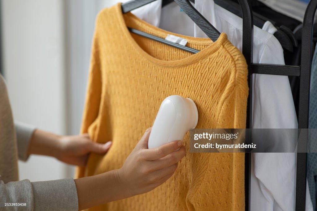 Device for shaving clothes