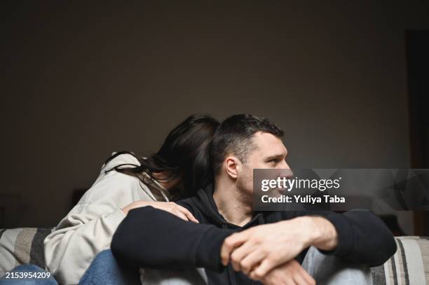 dificultades de relación en una pareja joven. - problemas de parejas fotografías e imágenes de stock