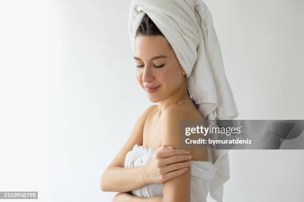 mujer con toalla de baño - envuelto en una toalla fotografías e imágenes de stock