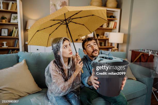 fuite d'eau - pluie diluvienne photos et images de collection