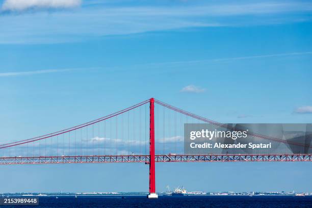 april 25th bridge on a sunny day with clear blue sky, lisbon, portugal - puente 25 de abril fotografías e imágenes de stock