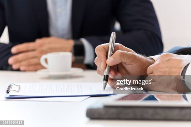 homme d'affaires signature d'un contrat - signature photos et images de collection
