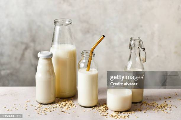diferentes tipos de biberones con leche vegana recién hecha - botella de leche fotografías e imágenes de stock