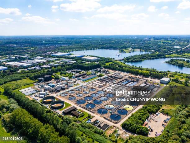foto aérea de tanques de purificación de la moderna planta de tratamiento de aguas residuales - servicios públicos fotografías e imágenes de stock