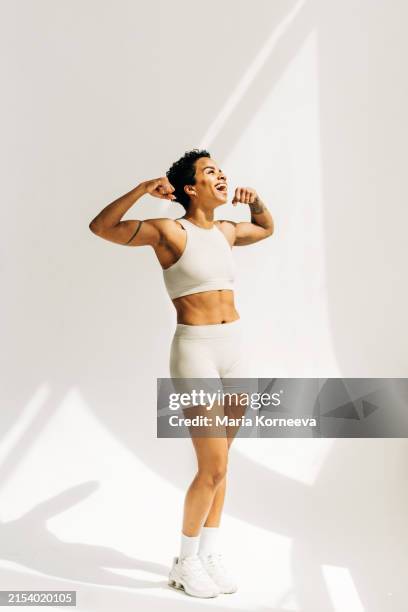 portrait of a sportswoman on a white background. - culturismo fotografías e imágenes de stock