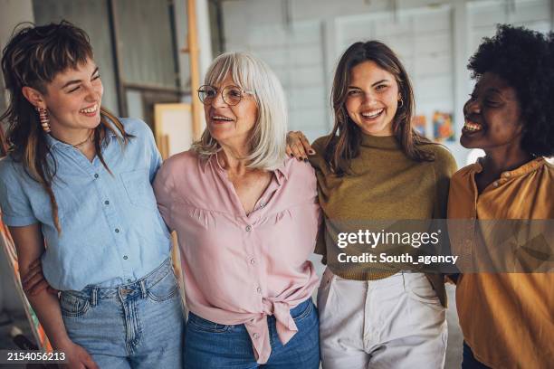 enchantement des écoles d’art : professeur et élèves partageant une joyeuse leçon de peinture - femmes photos et images de collection