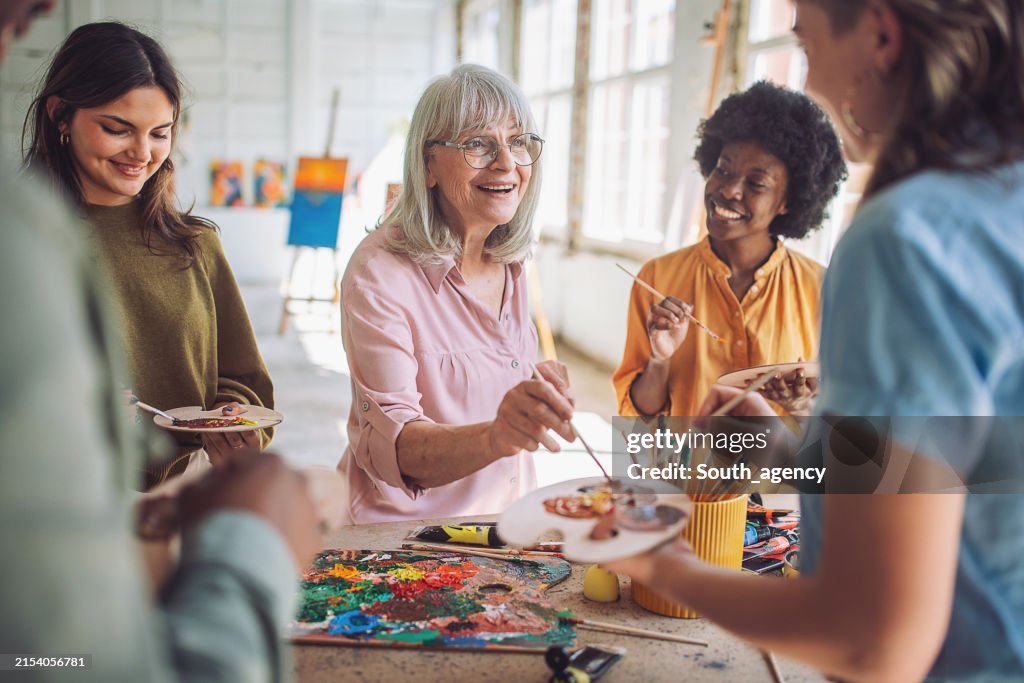 Lezione d'arte: insegnante e studenti impegnati in una lezione di pittura