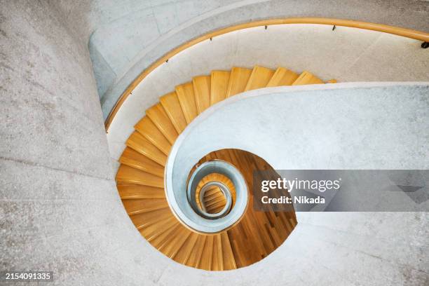 escalera de caracol de madera dentro de un edificio moderno - característica arquitectónica fotografías e imágenes de stock