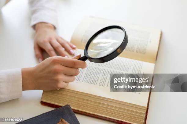 leggere e trovare informazioni - dizionario foto e immagini stock