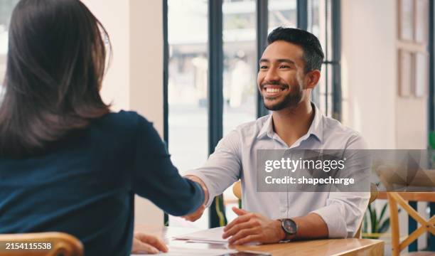 uomo d'affari felice, incontro e stretta di mano con il reclutatore per l'assunzione, la partnership o il b2b in ufficio. giovane uomo e donna che si stringono la mano per ringraziare, dare il benvenuto o fare un colloquio con cv o curriculum sul posto di - recruiter foto e immagini stock