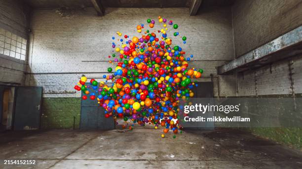 urbaner kontrast: luftballons erhellen verlassenes gebäude - installationskunst stock-fotos und bilder