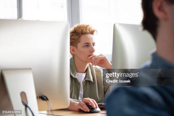 university student using computers - college students computer lab stock pictures, royalty-free photos & images