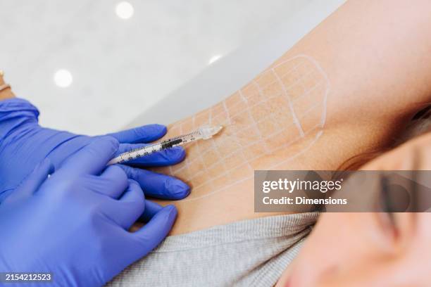 nahaufnahme einer medizinischen achselspritze - unter dem arm stock-fotos und bilder