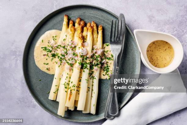 gebratener weißer spargel mit vinaigrette-dressing - spargel stock-fotos und bilder