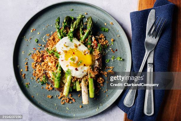 pan fried asparagus with fried egg and panko gremolata - mediterranean food stock pictures, royalty-free photos & images