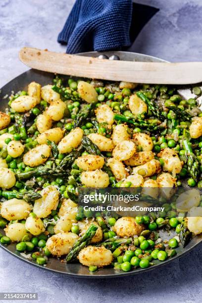 gnocchi mit spargel und frischen erbsen und gremolata - gnocchi stock-fotos und bilder