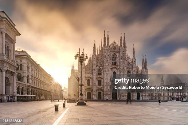the duomo under idyllic clouds at dawn, milan - catedral fotografías e imágenes de stock