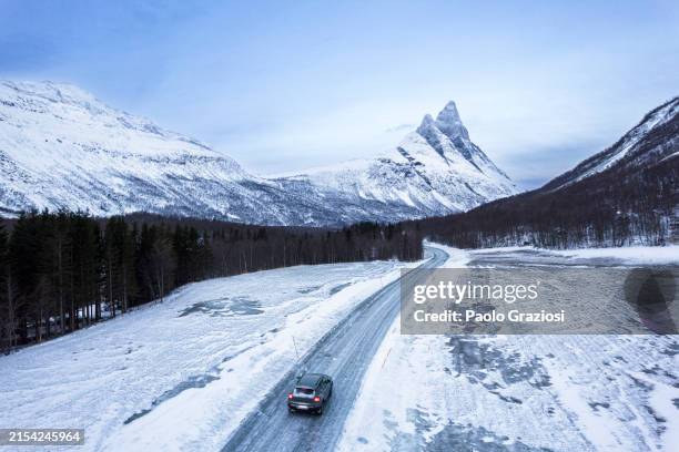 car travelling mountain road, norway - driving mountain road stock pictures, royalty-free photos & images