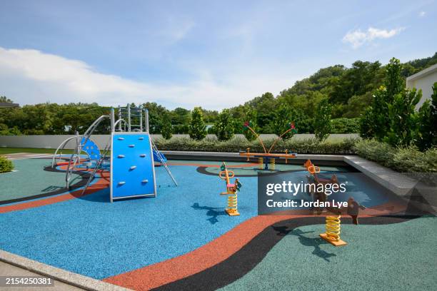 empty kids playground - toboggan photos et images de collection